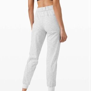 Lululemon On the Fly Jogger 28" *Luxtreme
Wee Are From Space Nimbus Battleship